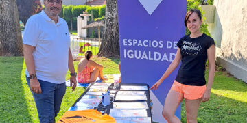 Espacios de Igualdad llega a la piscina municipal San Roque de Guadalajara con mesa informativa