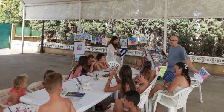 Este año la bibliopiscina de Alovera suma encuentros con autores. 1 Esteban Provencio y Susana Perez autor e ilustradora Acaricio las estrellas
