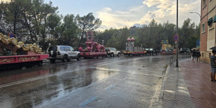 La tromba de agua y granizo caída sobre Cuenca afecta la salida de las Carrozas y los Gigantes se cobijan bajo los árboles