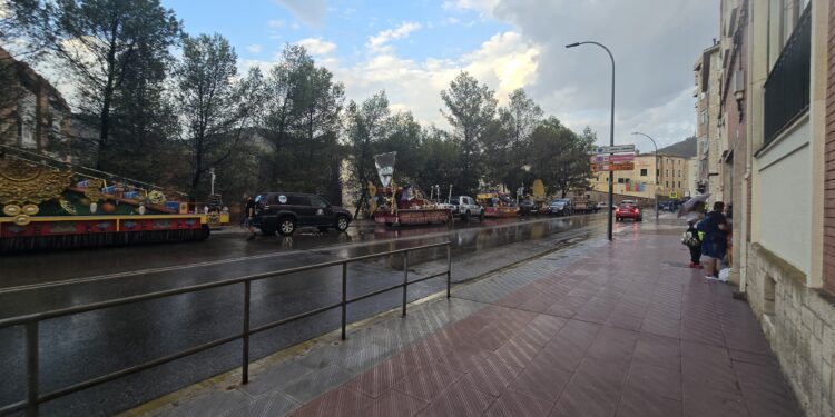 La tromba de agua y granizo caída sobre Cuenca afecta la salida de las Carrozas y los Gigantes se cobijan bajo los árboles