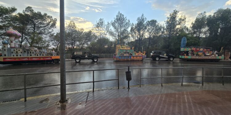 La tromba de agua y granizo caída sobre Cuenca afecta la salida de las Carrozas y los Gigantes se cobijan bajo los árboles