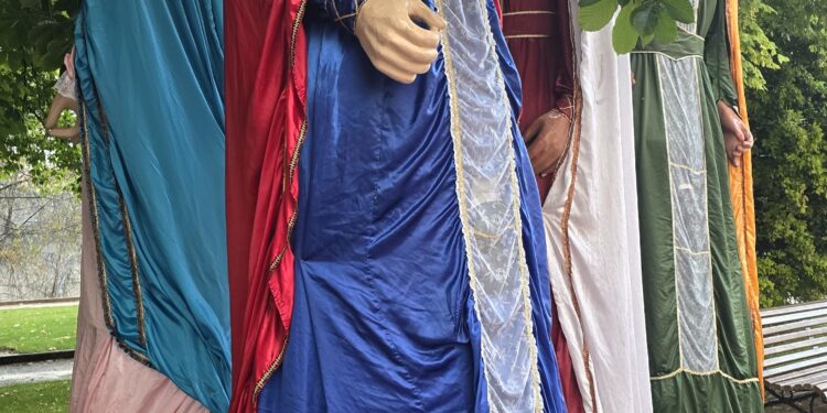 La tromba de agua y granizo caída sobre Cuenca afecta la salida de las Carrozas y los Gigantes se cobijan bajo los árboles