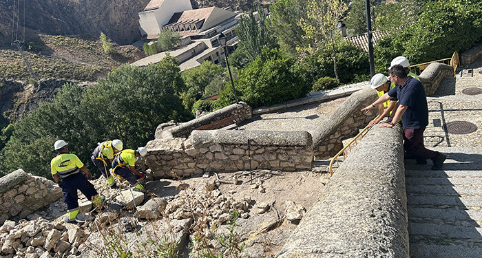 Iniciadas las obras de emergencia para restituir el muro dañado de uno de los Miradores de San Martín 1 Iniciadas las obras de emergencia para restituir el muro dañado de uno de los Miradores de San Martín