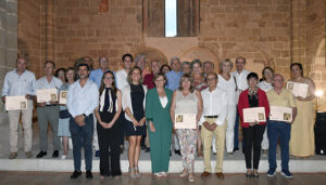 La Asociación de Amigos de la Iglesia de Santiago entrega los certificados de los sillares apadrinados