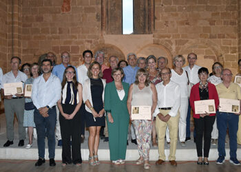 La Asociación de Amigos de la Iglesia de Santiago entrega los certificados de los sillares apadrinados