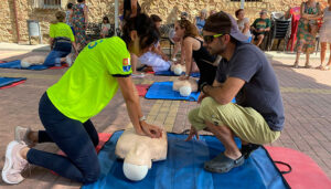 La Junta acerca a los vecinos de Torremocha del Pinar formación para saber actuar frente a una parada cardiaca