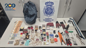 La Policía Nacional sorprende in fraganti a dos ladrones en Cuenca cuando salían del piso en el que acababan de robar