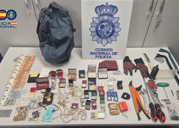 La Policía Nacional sorprende in fraganti a dos ladrones en Cuenca cuando salían del piso en el que acababan de robar
