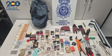 La Policía Nacional sorprende «in fraganti» a dos ladrones en Cuenca cuando salían del piso en el que acababan de robar