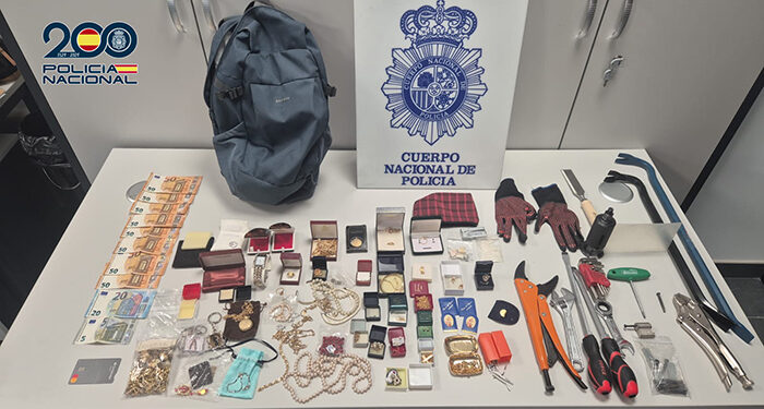 La Policía Nacional sorprende in fraganti a dos ladrones en Cuenca cuando salían del piso en el que acababan de robar