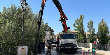La renovación de la iluminación ornamental del Puente de San Antón implica el corte al tráfico en las noches del martes y el miércoles