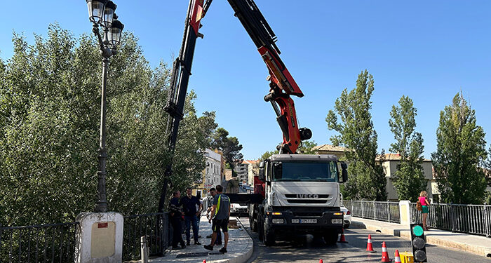 La renovación de la iluminación ornamental del Puente de San Antón implica el corte al tráfico en las noches del martes y el miércoles