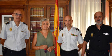 La subdelegada del Gobierno en Cuenca se despide de los jefes de Policía Judicial y Extranjería y Fronteras por sus recientes ascensos a comisarios de la Policía Nacional