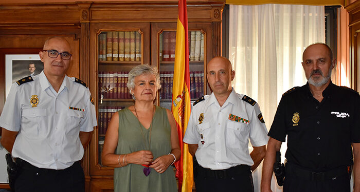 La subdelegada del Gobierno en Cuenca se despide de los jefes de Policía Judicial y Extranjería y Fronteras por sus recientes ascensos a comisarios de la Policía Nacional