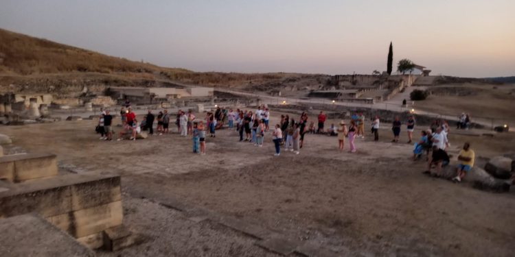 Las visitas nocturnas a Segóbriga concluyen con una asistencia de 160 personas y la admiración de los asistentes