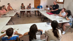 Más de una veintena de personas, de entre 9 y 80 años, participan en Setiles en un curso de iniciación a la magia