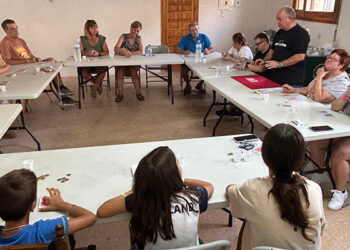 Más de una veintena de personas, de entre 9 y 80 años, participan en Setiles en un curso de iniciación a la magia