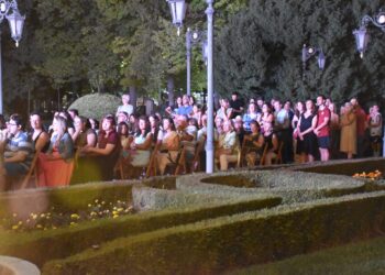 La primera edición de Cine de Una Noche de Verano congrega a más de 200 personas en los Jardines de la Diputación de Cuenca