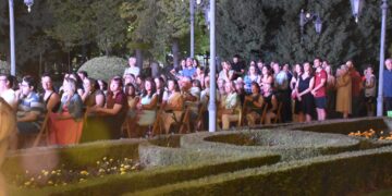 La primera edición de Cine de Una Noche de Verano congrega a más de 200 personas en los Jardines de la Diputación de Cuenca