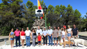 Renovada la enseña nacional en la Urbanización El Paraíso de Pareja