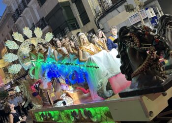 El desfile de carrozas de San Julián provoca esta tarde algunas afecciones de tráfico