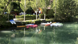 Sesenta solicitantes de asilo disfrutan de un día en piragua gracias a la colaboración entre Cruz Roja y el Club Piragüismo Cuenca