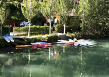 Sesenta solicitantes de asilo disfrutan de un día en piragua gracias a la colaboración entre Cruz Roja y el Club Piragüismo Cuenca