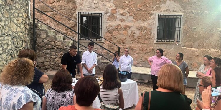 Preparacion de platos, ante los comensales, en Fuente de Pedro Naharro de la mano de la Diputación de Cuenca y la Asociación de Cocineros 1 Showcooking Fuente de Pedro Naharro 1