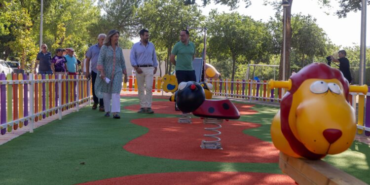 El parque Nuevo Alamín ya dispone de nuevos juegos infantiles y un circuito biosaludable 1 Visita Parque Nuevo Alamin 2