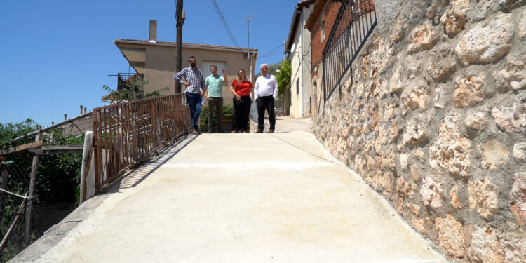 Los alcaldes de Villaseca de Henares y Argecilla destacan el apoyo de la Diputación a los pueblos pequeños 1 Visita calle arreglada en Argecilla