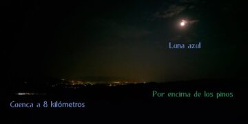 Drone. Luna azul, por encima de los pinos y, Cuenca, en el horizonte a 8 kilómetros