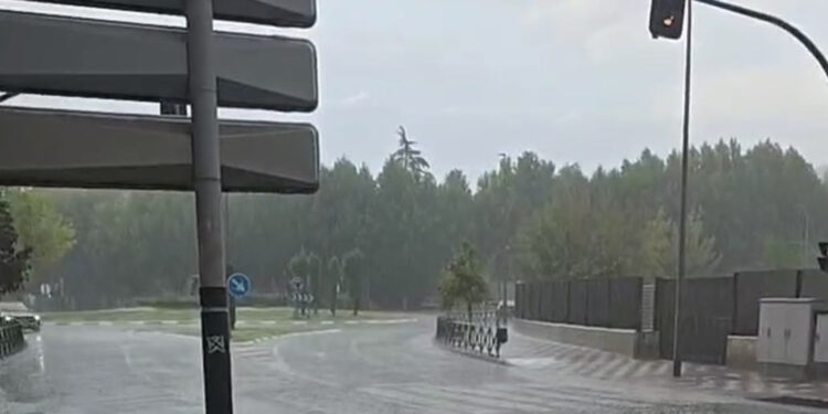 La tromba de agua y granizo caída sobre Cuenca afecta la salida de las Carrozas y los Gigantes se cobijan bajo los árboles