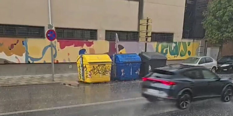 La tromba de agua y granizo caída sobre Cuenca afecta la salida de las Carrozas y los Gigantes se cobijan bajo los árboles