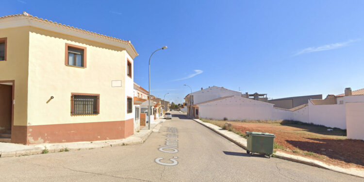 Un trabajador de 52 años cae desde la caja de un camión cuando el vehícula tomaba una curva en Motilla del Palancar 1 olmo de juani