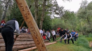 Troncos de pinos al río que los lleva con ayuda de ganchos. Míralos en la Fiesta Ganchera 2 vlcsnap 00037