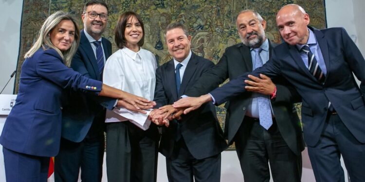 Page avanza “una orden de retención del talento” para ofrecer “tres años de contratación” a especialistas sanitarios de la región