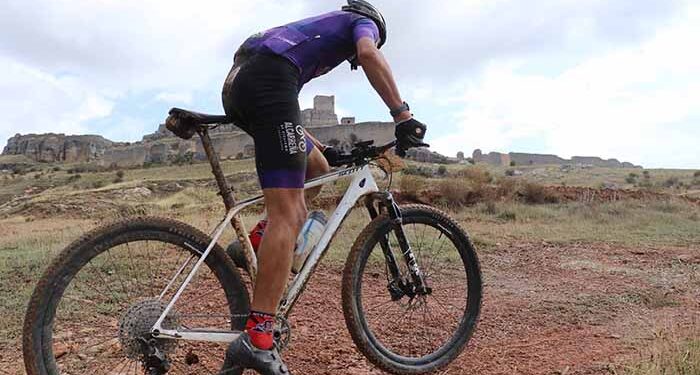 Alejandro Fernández se impone con autoridad en Atienza, y Beatriz Martínez hace lo propio con carrera y circuito en el XI Circuito MTB de la Diputación de Guadalajara