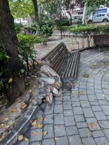 Arracan una de las fuentes de los ángeles del parque de San Julián de Cuenca