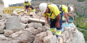 Avanzan a buen ritmo las obras de restitución del muro dañado de uno de los Miradores de San Martín