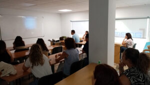 Cerca de quince personas asisten en Iniesta a la charla sobre jornada laboral y conciliación