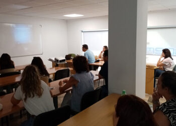 Cerca de quince personas asisten en Iniesta a la charla sobre jornada laboral y conciliación