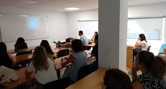 Cerca de quince personas asisten en Iniesta a la charla sobre jornada laboral y conciliación