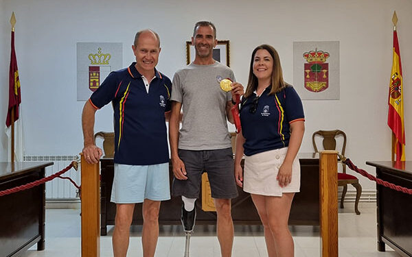 Dani Molina comparte su medalla con el pueblo de Pareja