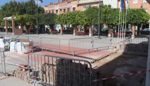 Ejecutada una reparación del solado de la parte delantera de la Plaza del Pueblo de Cabanillas