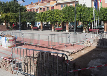 Ejecutada una reparación del solado de la parte delantera de la Plaza del Pueblo de Cabanillas