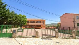 El Ayuntamiento de Atienza envía una queja al delegado de Educación de la Junta por el traslado de los alumnos del colegio durante el primer trimestre
