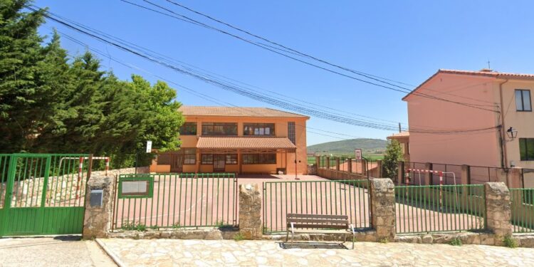 El Ayuntamiento de Atienza envía una queja al delegado de Educación de la Junta por el traslado de los alumnos del colegio durante el primer trimestre