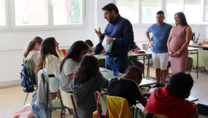 El Ayuntamiento de Azuqueca hace entrega de las agendas escolares y los cuadernos del curso 20242025 para el alumnado de Primaria