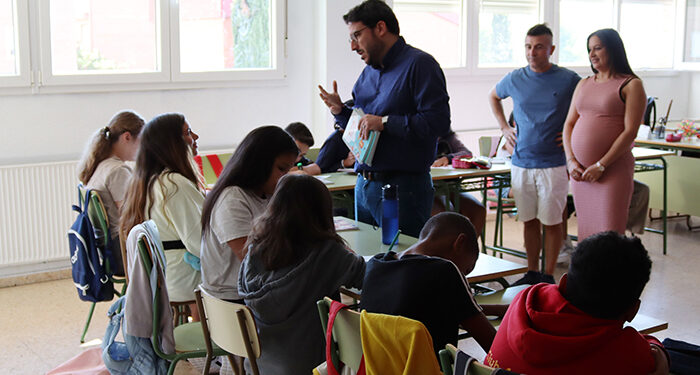 El Ayuntamiento de Azuqueca hace entrega de las agendas escolares y los cuadernos del curso 20242025 para el alumnado de Primaria