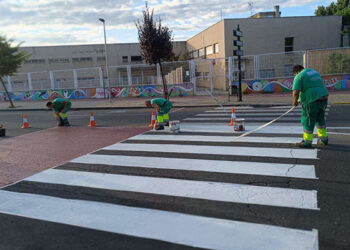 El Ayuntamiento señaliza los accesos a los seis centros educativos de Cabanillas, siguiendo recomendaciones de la DGT